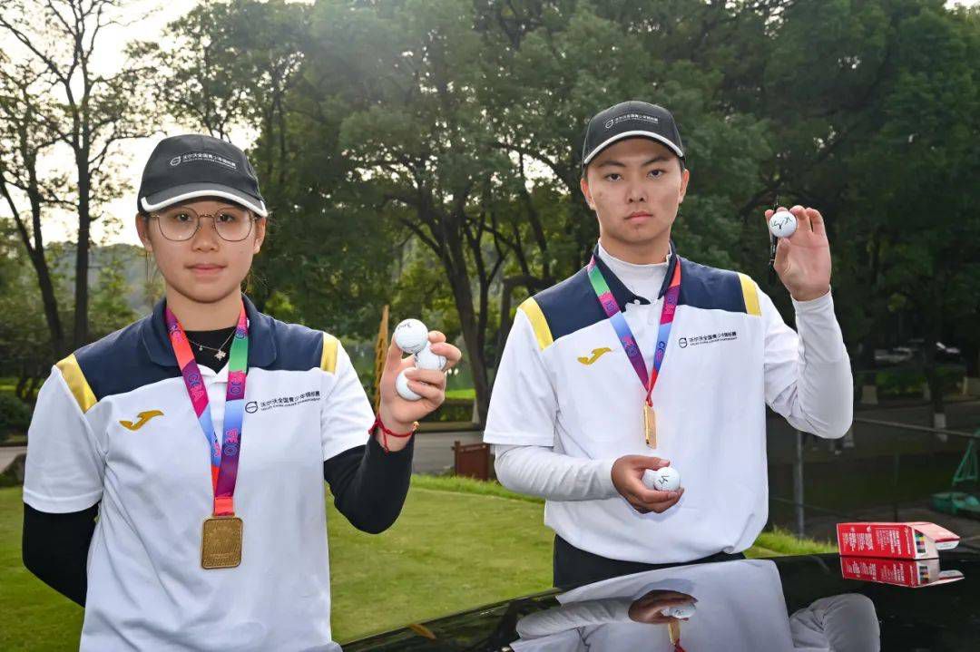 一天，郭天助(曾志伟饰)、李永祥(陈小春饰)、徐娇(杜汶泽饰)及洪国波(贾宗超饰) 四人俄然不谋而合分开工作岗亭，换上他们尽少穿戴的玄色西装，搭上绝不起眼的通俗的士，筹办进行一项神秘步履：14小时的“偷食”步履。本来他们的妻子或情人——一众太太连合伴到泰国拜佛，因此取得完全自由的14小时。他们谨慎筹谋，摆设一切，务求不会华侈时候。如期动身后，步履却不测频生、处处碰鼻，年夜家起头思疑不测并不是偶尔，而是有人黑暗粉碎，乃至思疑四人中有告发者存在。与此同时，一辆神秘车子更是一向跟踪着他们。本来四人的太太女友俄然折返，筹算联手截击他们的“偷食”步履。 “偷食”步履可否如期进行，又将若何结束呢？